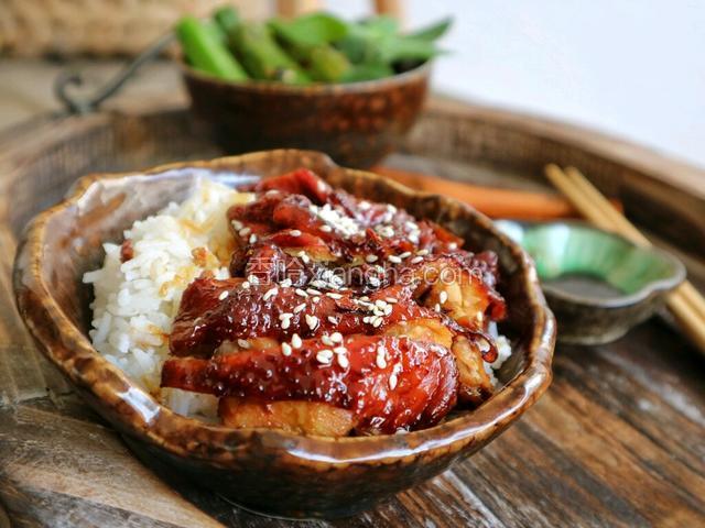 别忘了电饭煲先煮饭~然后再学做美食~