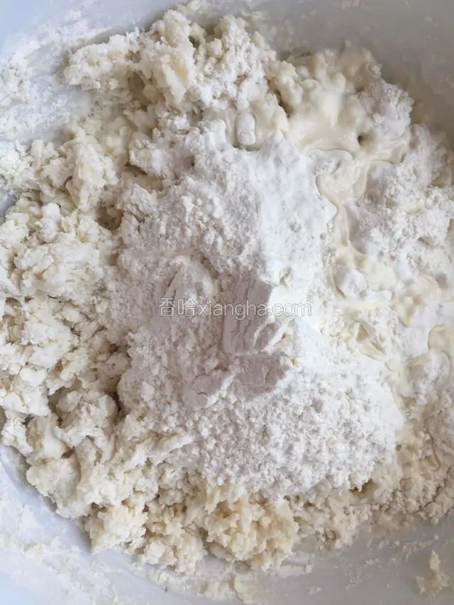 加入200克面粉和50克温水搅拌均匀。