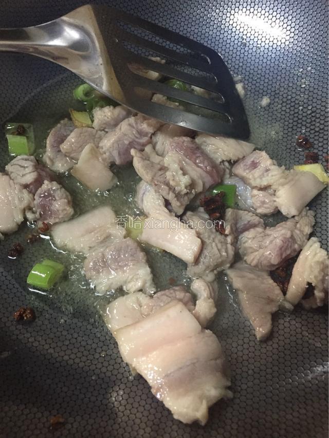 倒入肉片翻炒均匀