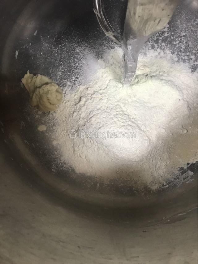 主料里所有混合搅拌至8成面筋