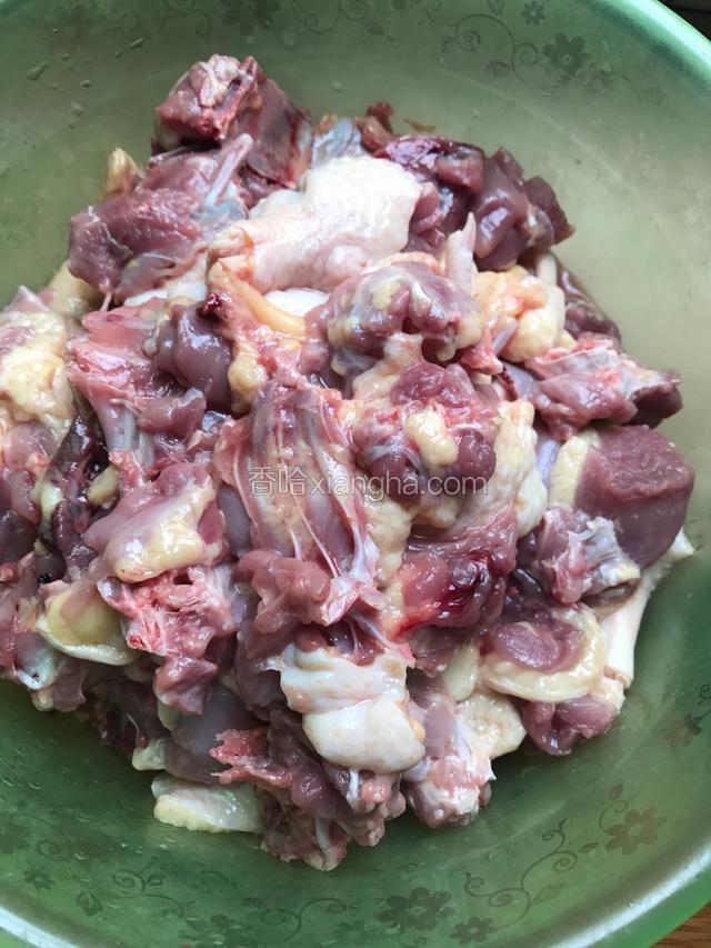 鸭肉洗净斩块