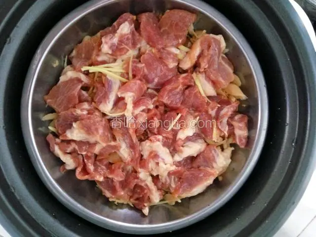 把碟子放入电饭煲中蒸
