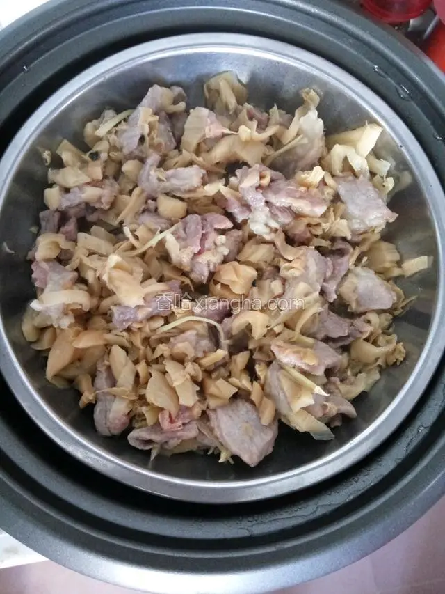 煮至饭沸腾后，用筷子稍微翻动梅菜瘦肉，盖上电饭煲盖子煮至饭熟即可