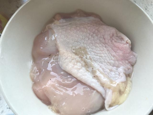 取另一块鸡腿肉加入料酒、白胡椒粉、盐腌制入味