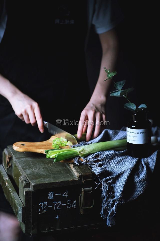 将青椒 葱切片
羊肉/羊排洗净切小块 放入碗中