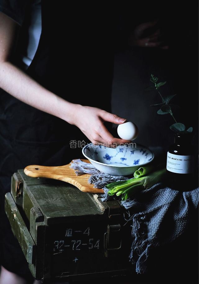 磕入一个鸡蛋(做时忘拍了 后来补的演示动作)