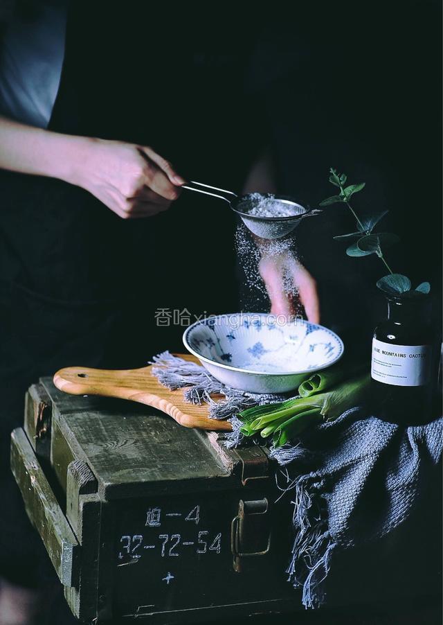 放入玉米淀粉 用筷子或手拌匀 腌制20分钟
(至少20分钟 多腌会无所谓 更入味)