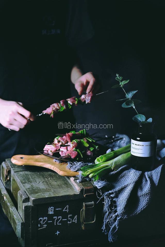 将腌好的羊肉与青椒串上 怕太腻可以多串几片青椒