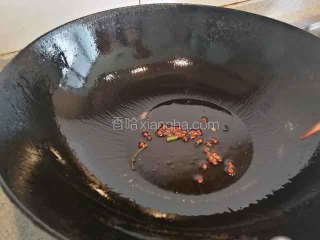 热油下花椒煸炒出香味后捞出