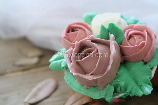 杯子蛋糕是戚风口味,因为要裱花没有装很满就用中号纸杯8个,不需要裱花的其实7个就刚刚好。注意打发蛋白的时容器不能有水和油和蛋黄