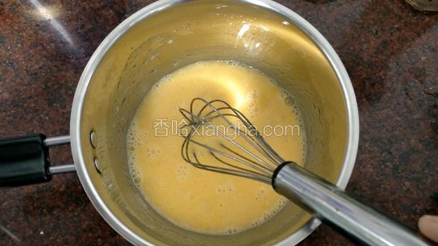 蛋黄里加入植物油 糖 牛奶搅拌均匀