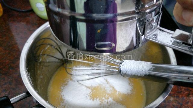 筛入面粉用打蛋器呈Z字形状法把面粉搅拌均匀