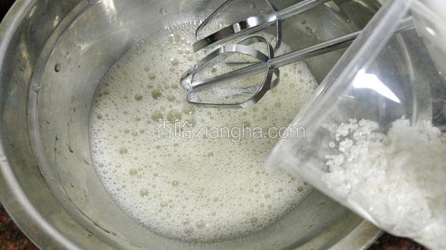 用电动打蛋器中速先搅打30秒左右出现大的气泡后就加入1/3的糖继续搅打