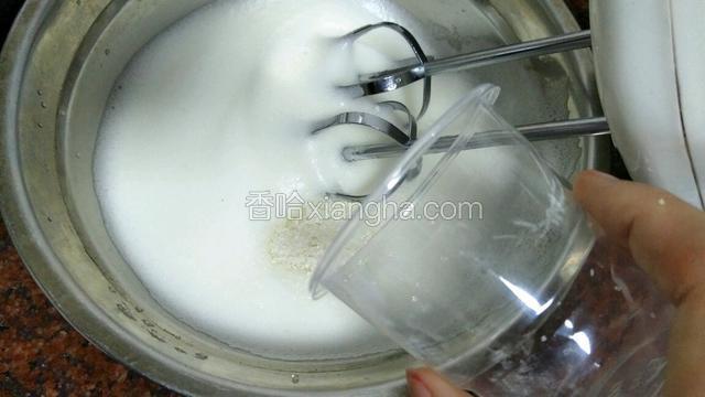 约2分钟后再把最后的糖倒入厚继续搅打大概2分钟