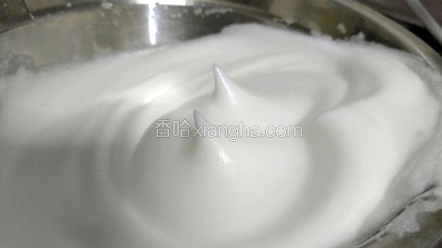 如图的状态，勾起蛋白保持直挺的小尖就表示蛋白打发成功