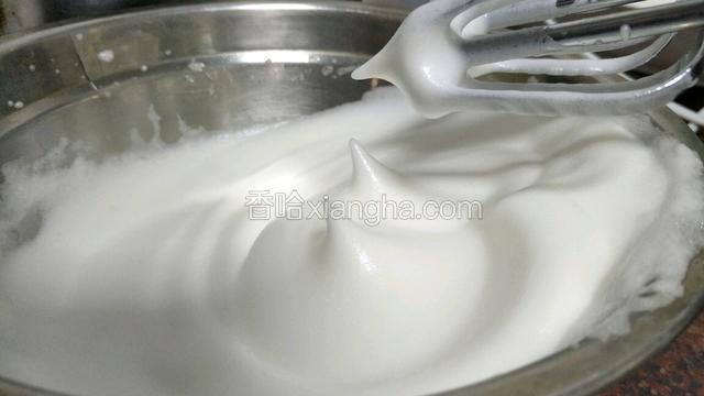 再啰嗦一下：在搅打过程你能感觉到蛋白更浓稠，打蛋器在搅打时阻力增大，这时候就可以提起打蛋器观察状态了是不是直挺的尖头，戚风的蛋白都要求要打发到这种程度，才不会塌陷和回缩