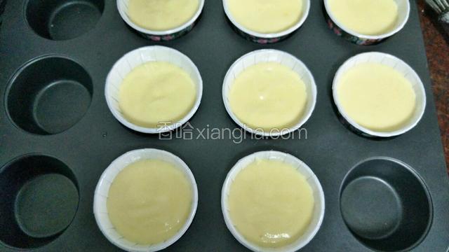 把蛋糕液放入准备好的纸杯里