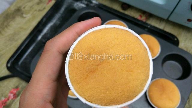 中层上火130度下火150度先烤20分钟，重新调上下火130度继续烤25分钟，再重新调上火150度下火130度15分钟，虽然麻烦点，但是为了确保不开裂