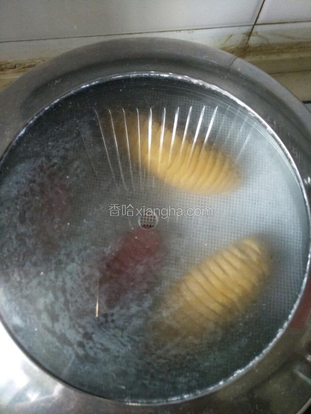 上锅继续醒发15分钟后蒸15分钟关火闷5分钟