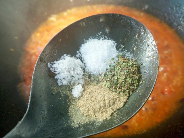 开锅后调味 放入糖 盐和黑胡椒 还有少许罗勒碎