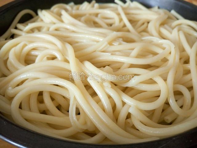放入盘子里 如果不是马上吃 就放些橄榄油拌好 防止粘连 橄榄油得用能凉拌的初榨哦
