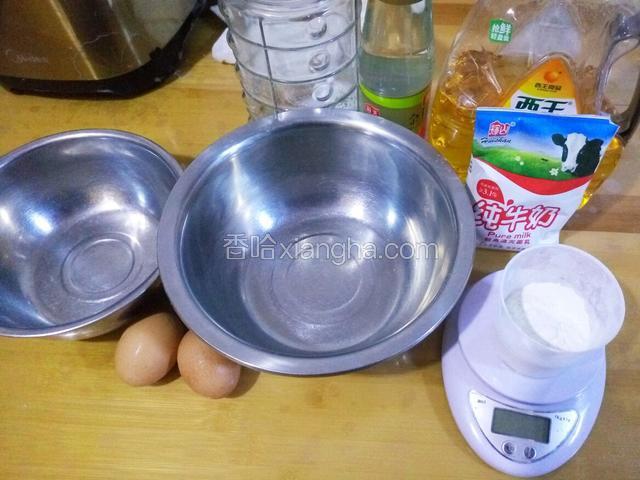 准备好所有材料 一个鸡蛋就可以烤28*28大小的烤盘一整盘  这次是两盘的量