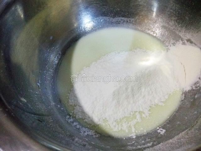 再筛入低粉 水分很足 放心搅拌吧