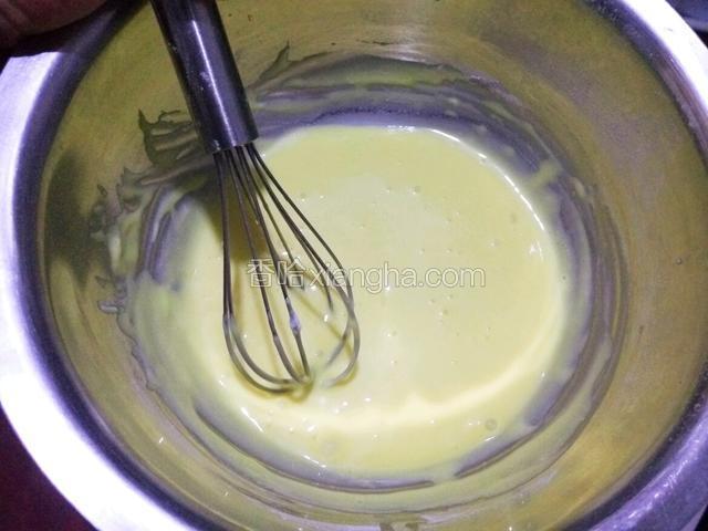 蛋黄糊就做好了 很稀 