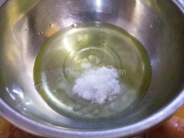 再一次性放入糖 小中大中小的速度 打发蛋白