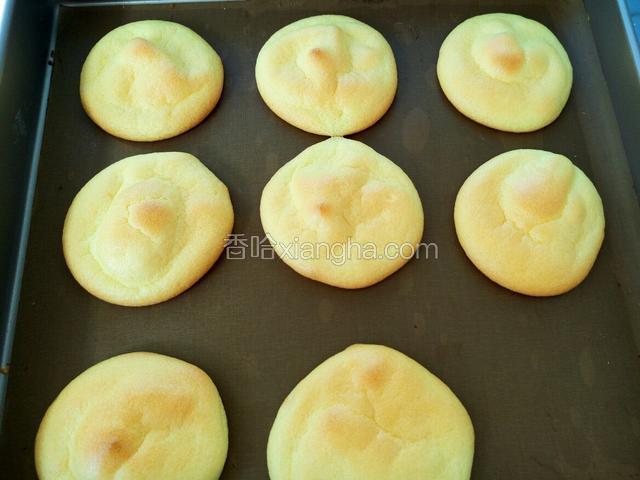 放入预热好的烤箱里 150度25分钟左右 