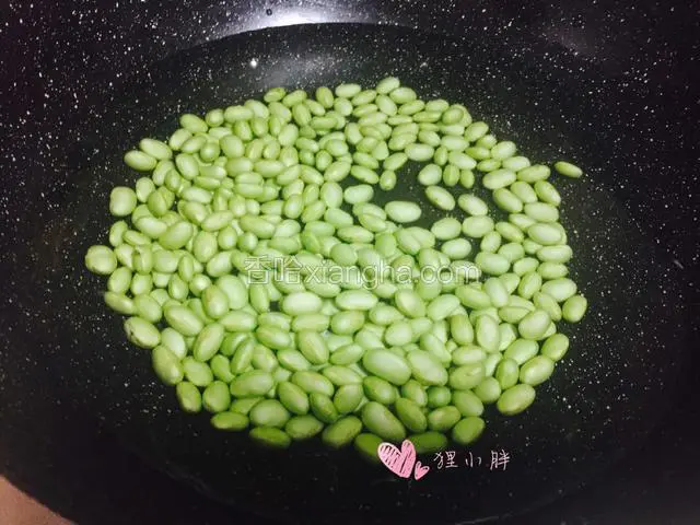 锅里加入适量水，下毛豆绰至断生，捞出控水待用