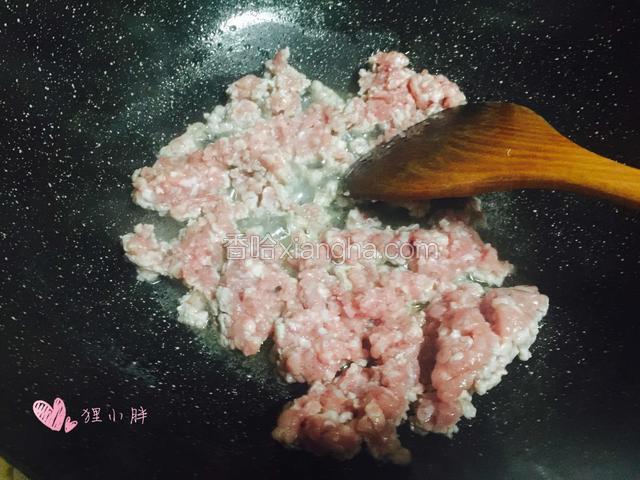 锅内入少量油，下入肉沫翻炒