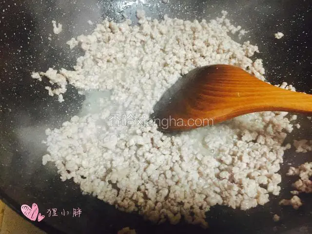 下入料酒和香油翻炒至肉沫发白。盛出待用