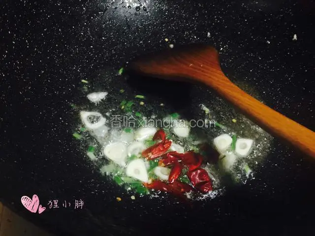 锅内入少量油，下入葱蒜和干红辣椒爆香