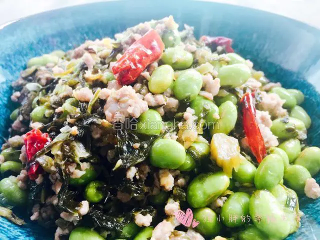 米饭杀手。现在是吃毛豆的季节，这道菜咸鲜可口，毛豆和雪菜中和了肉沫，一点都不腻。