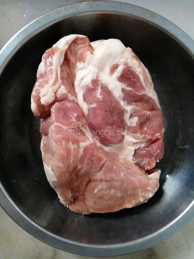 准备好瘦肉，洗干净并切成合适的大小