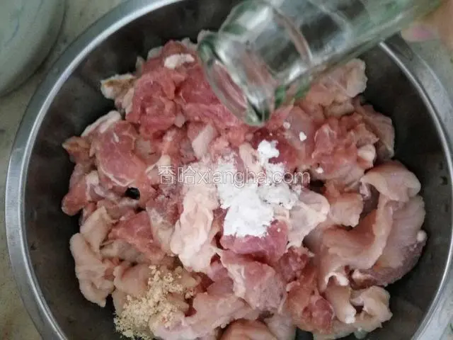 倒入料酒