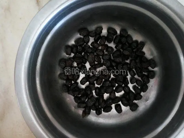 取出豆豉，洗干净后并切碎