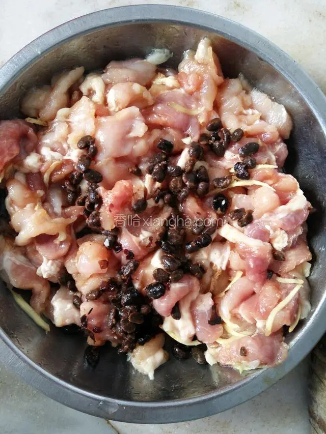 加入到切好的瘦肉中腌制