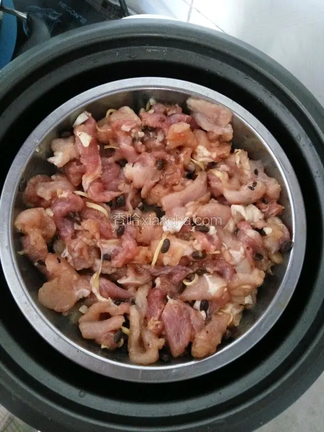 放入煮饭的隔笼中蒸
