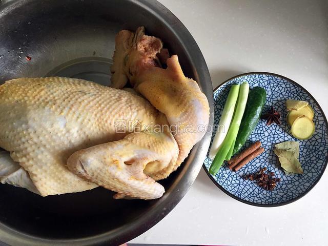 准备食材，鸡去内脏，切去鸡屁股，将脖子上的淋巴摘除干净。