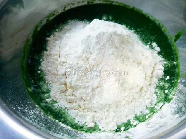 放入适量的面粉 高粉更好 我没舍得用雪兔 就用我老妈的金龙鱼高筋了