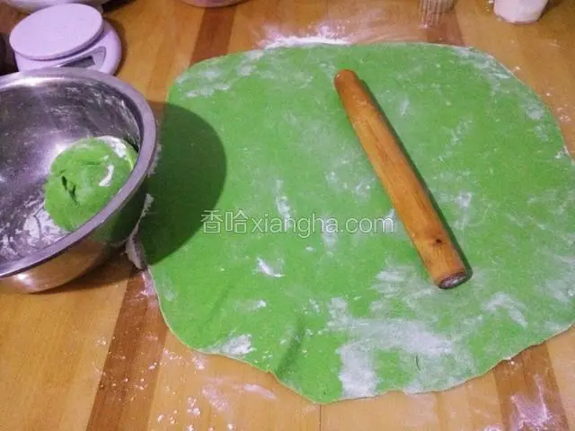 取一部分面团用擀面杖擀成薄薄的面皮