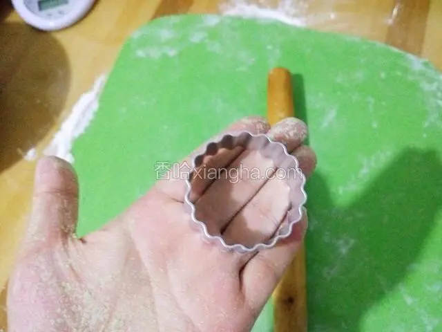 用这种花型的饼干模具压出小面片 如果没有就利用各种家里的圆形物品 大瓶盖啊啥的 自己想招吧