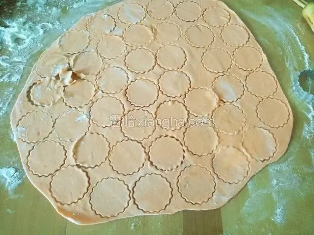 和菠菜一样的做法 但是胡萝卜的面特别细腻