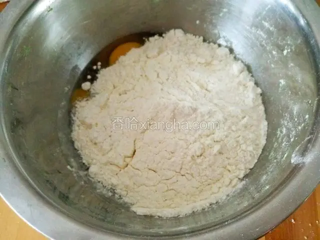 首先和面 因为是煮饺子 所以和面的时候大顺她姥放了少许盐和一个鸡蛋 再加水和面 煮的饺子会非常滑 而且筋道