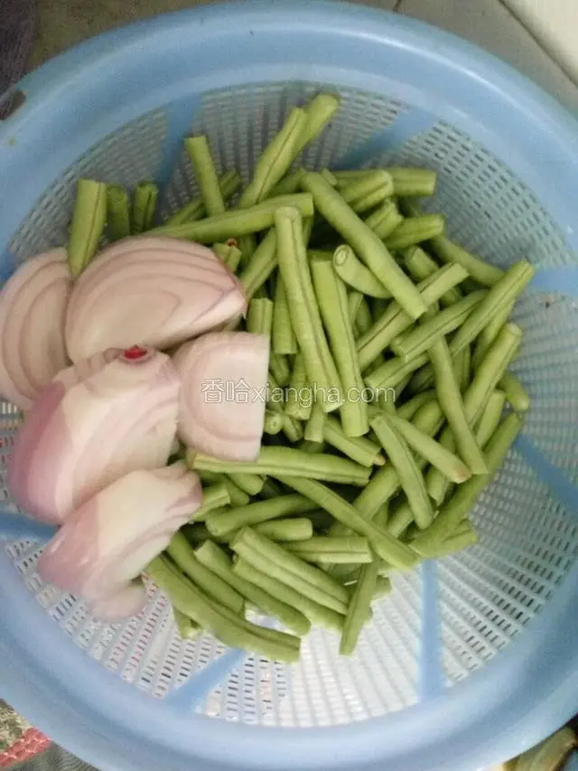 准备好豆角和洋葱