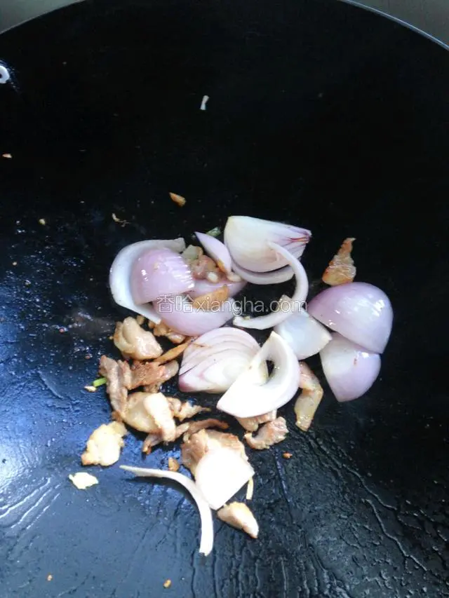 倒入洋葱后翻遍片刻