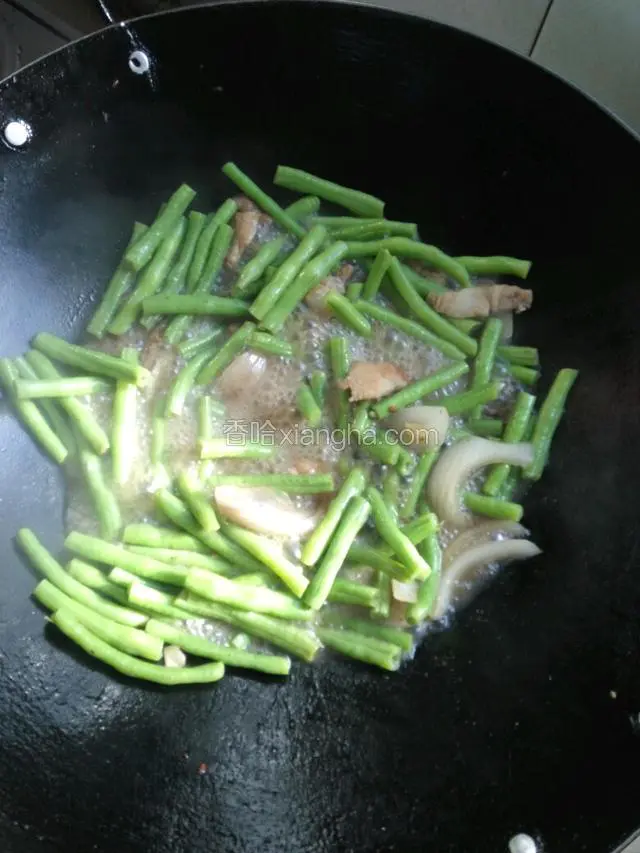 盖上锅盖，煮至豆角变软