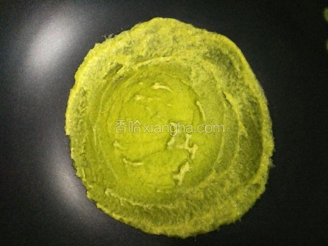 锅中刷点油，把面糊倒入摊平